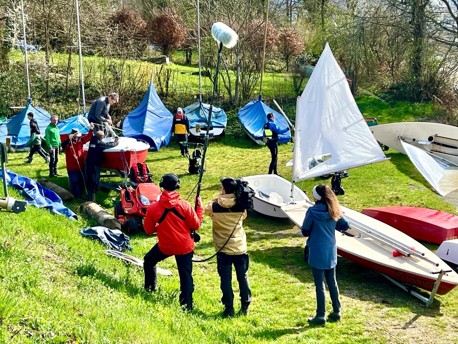 Kamerateam filmt Aufriggen eines Bootes